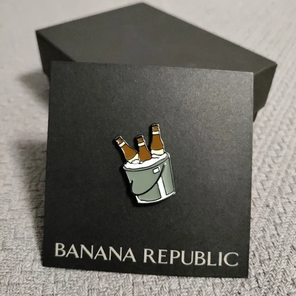 Banana Republic beer bucket enamel pin NWT - Picture 3 of 7